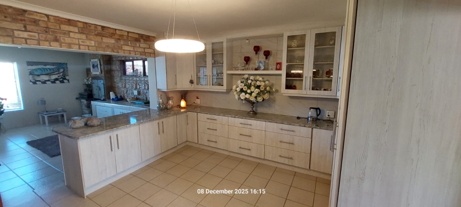 6 Bedroom Property for Sale in Wavecrest Eastern Cape